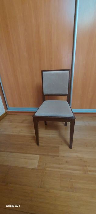 Высокий стол с двумя стульями