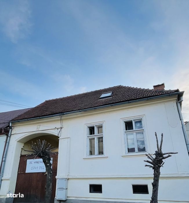 Casă săsească de vânzare –Rasnov- spațioasă, cu beci cu arcade.