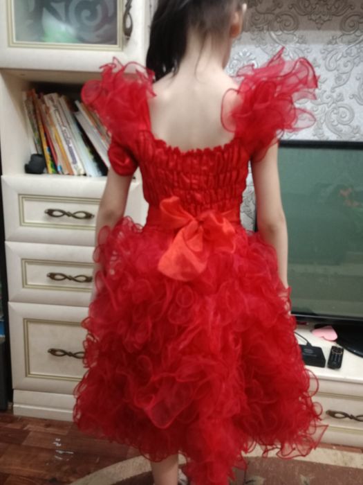 Платья нарядные продаю