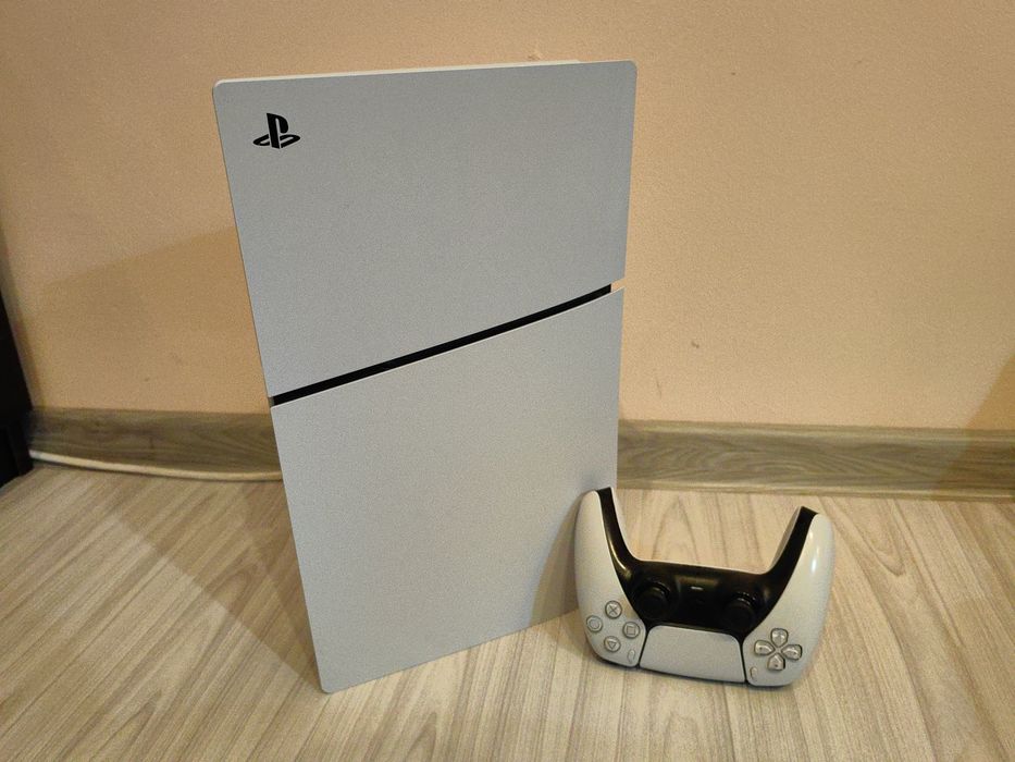 Продавам отлично запазен Playstation 5 Slim + подарък игри