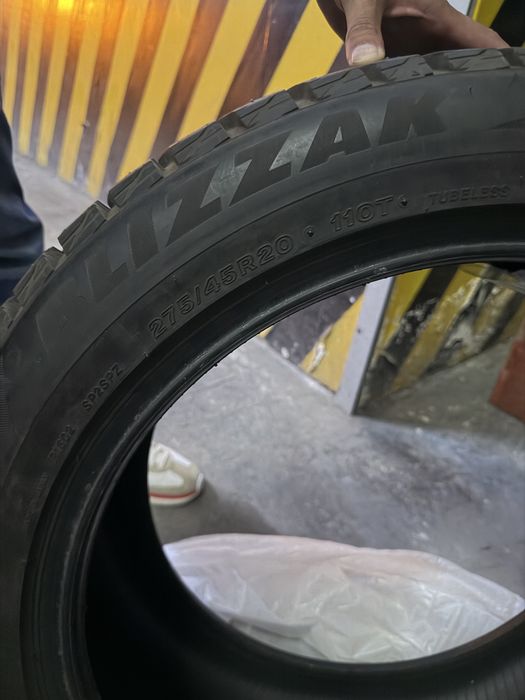 Продам комплект зимних шин Bridgestone с шипами. Дисков нет!