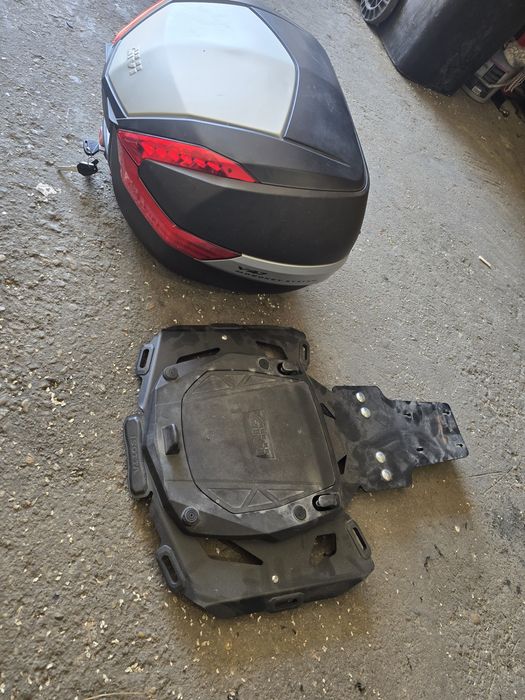 Top Case Lada GIVI  54 L Moto/Can Am Spyder  Ryker cu suport  OEM Isotta