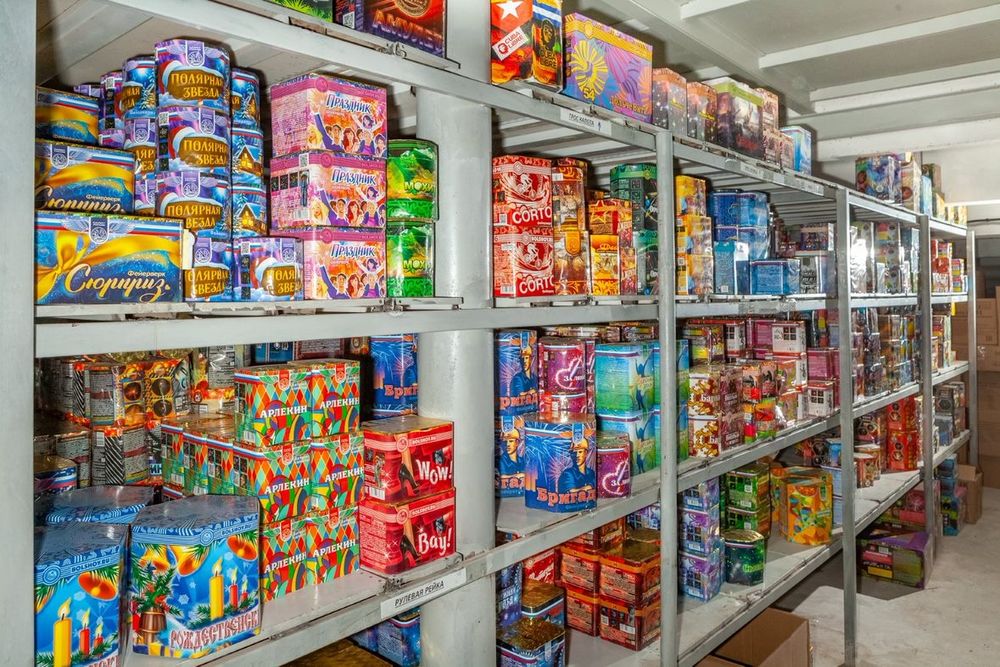 Салют, фейерверки, разные есть оптом и в розницу.