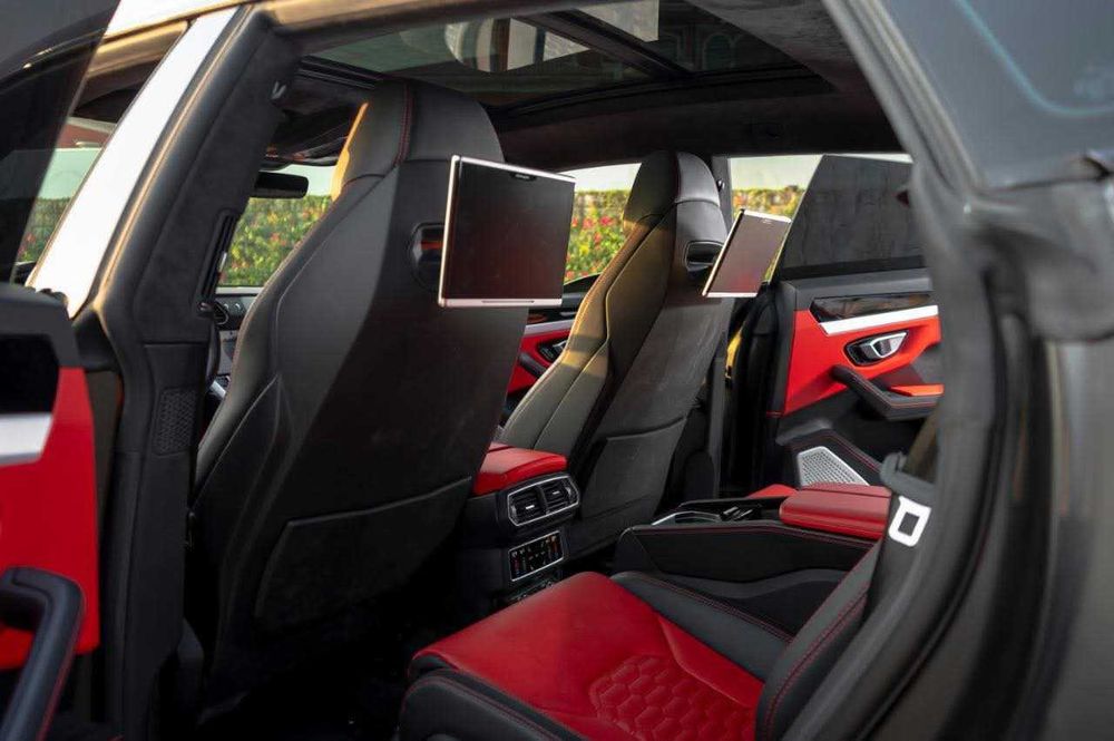 Mощен и красив LAMBORGINI Urus NOVITEC 800 кола за бал или сватба