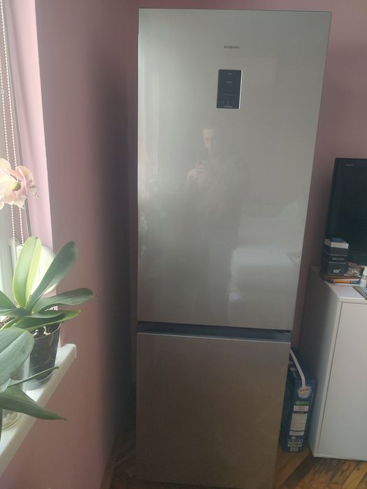 Продавам хладилник Samsung, в гаранция