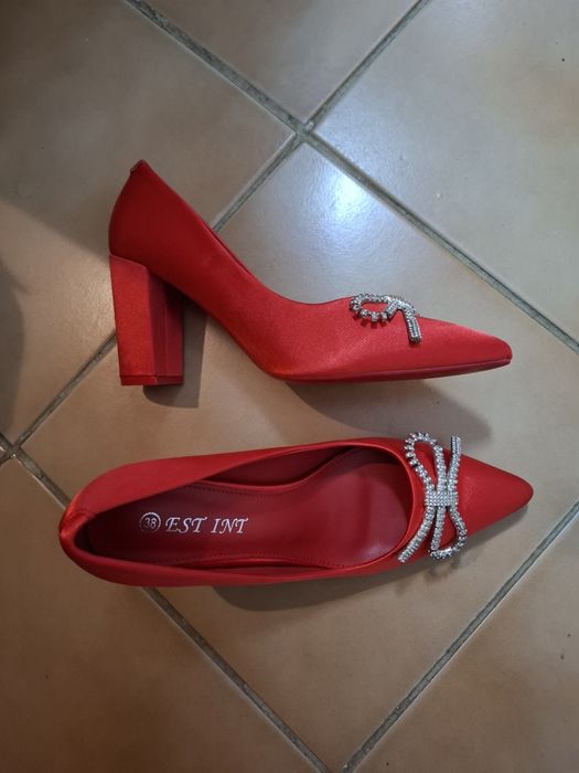 Pantofi rosii din matase