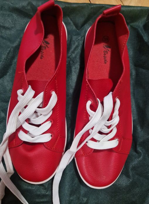 Продавам дамски маратонки Adidas Torsion и дамски кецове