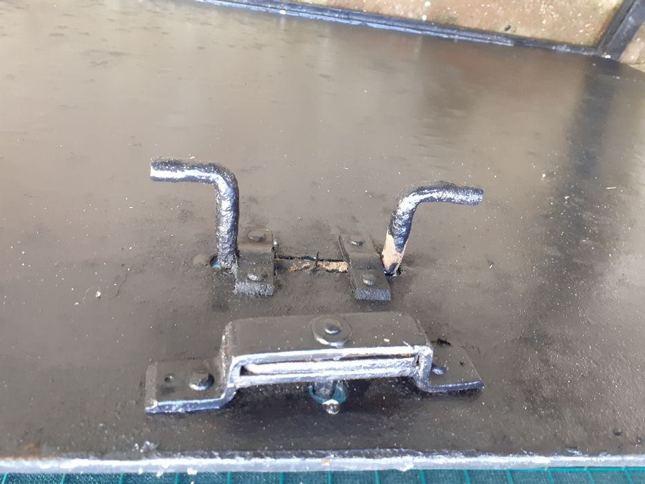 Usa din tabla striata cu incuietoare