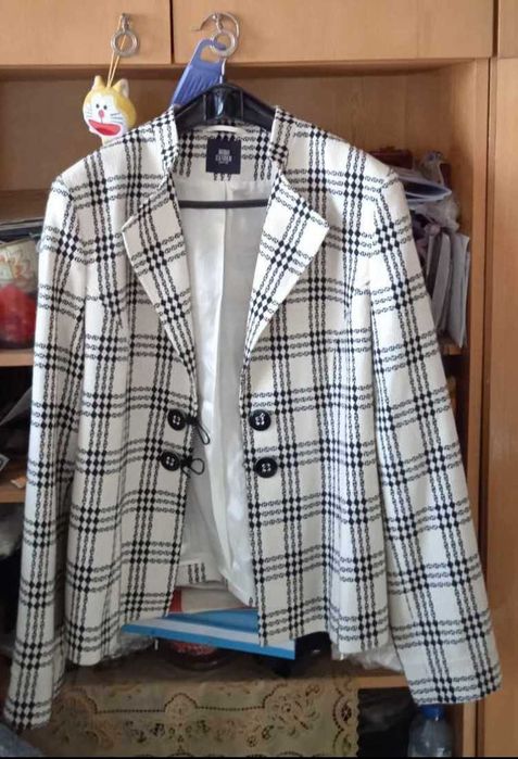 Дамско сако в бял цвят