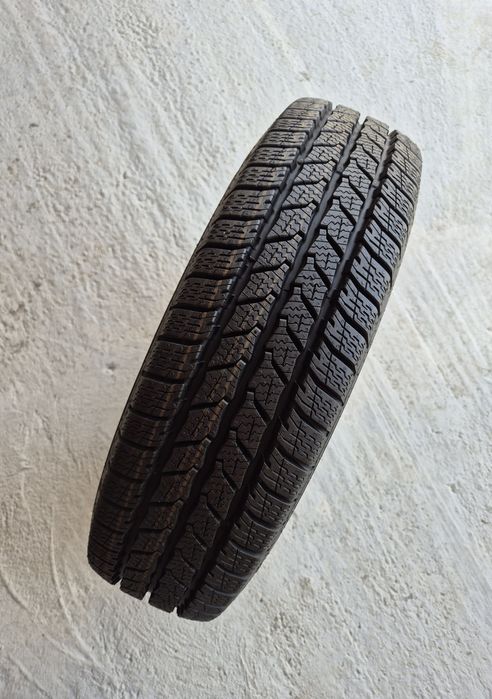 O bucată 175/75 R16C M+S iarnă - una Continental