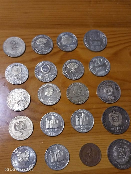 Продават се стари монети от различни години и различни емисии