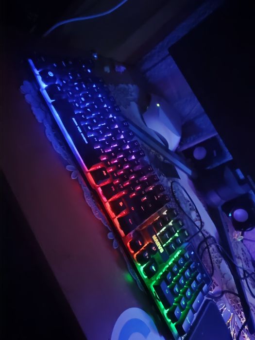 Геймърски компютър и монитор