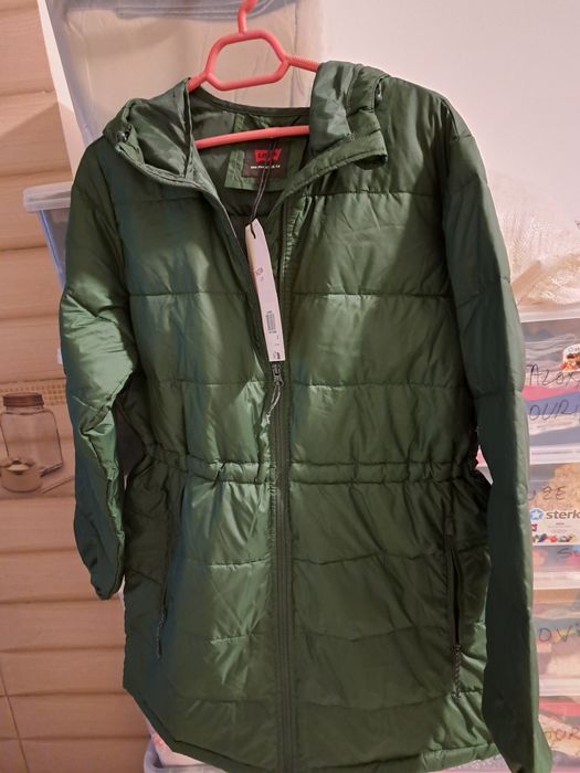 Geaca Levis noua, cu eticheta