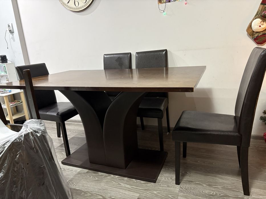 Трапезна маса и столове