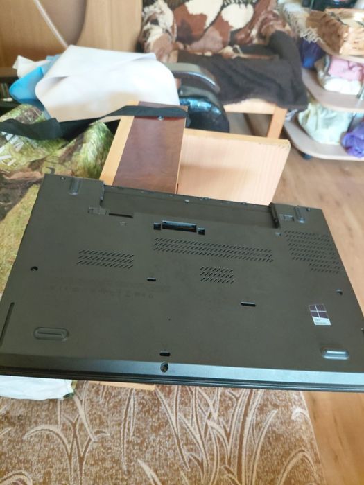 Vând carcasa de laptop