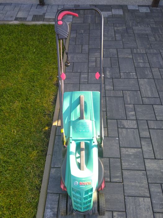 Mașină de tuns iarba Bosch