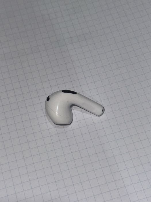 продам левый наушник airpods 3