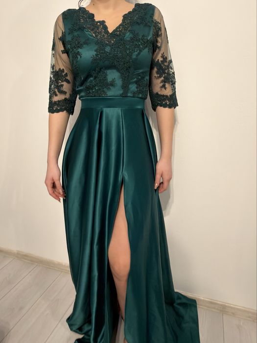 Rochie lungă elegantă verde smarald cu dantelă