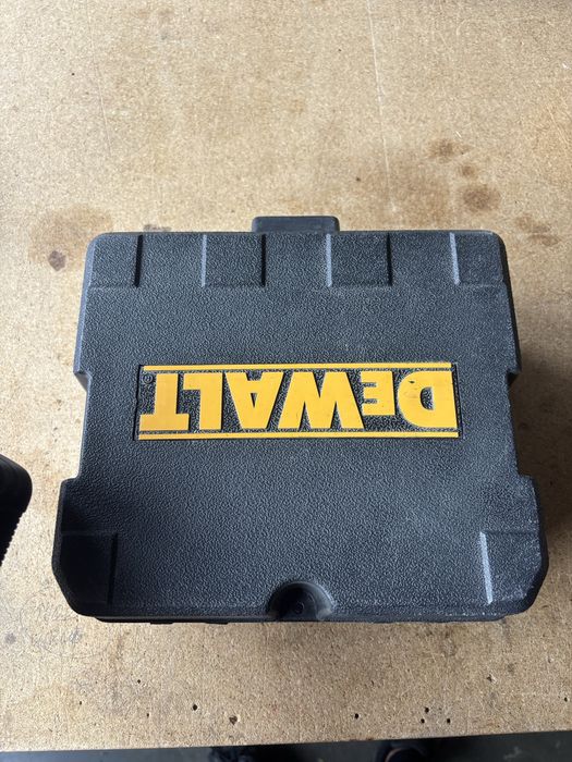 лазерен нивелир dewalt