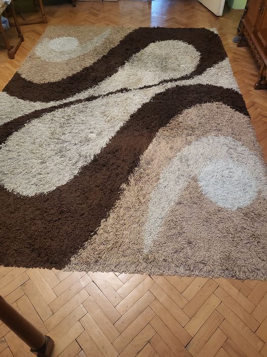 Covor living puțin folosit