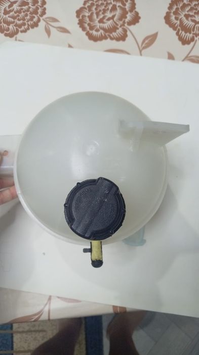 Продам расширительный бачок