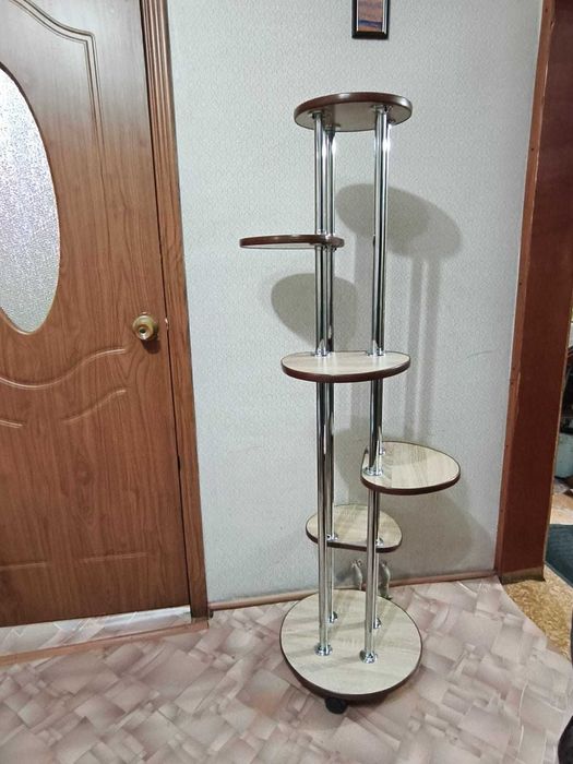 Продам красивую  подставку под цветы