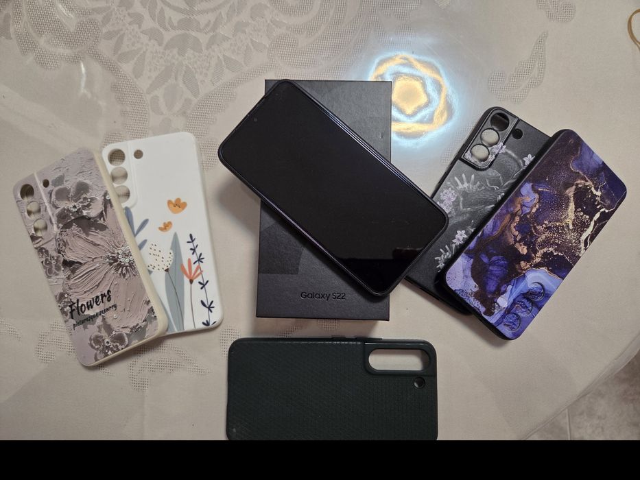 Samsung Galaxy S22 с протектор и 6 калъфа