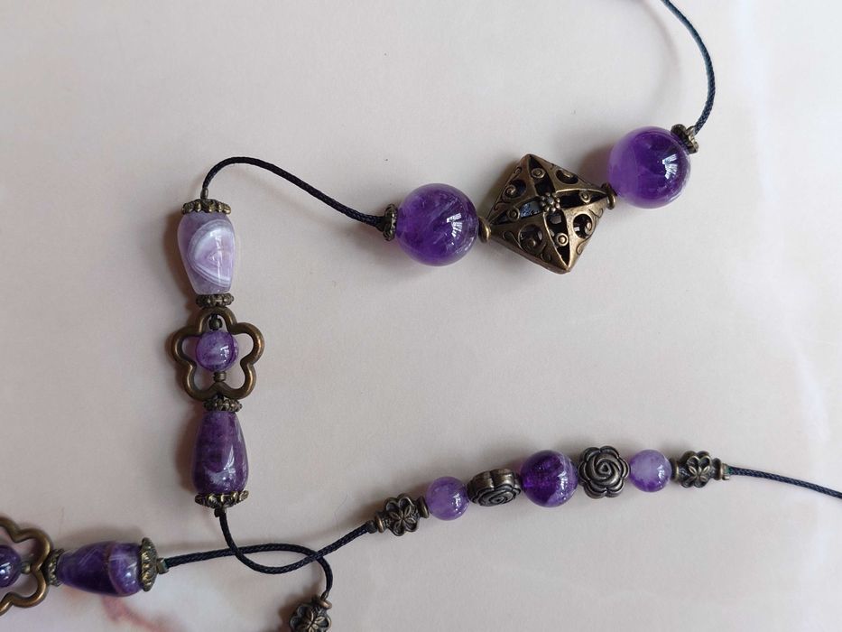 Colier deosebit cu elemente din ametist natural si elemente metalice..