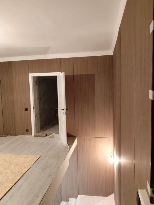 Установка бамбуковых панелей и гибких мраморов.