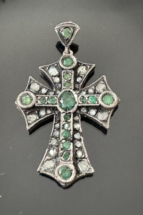 Cruce din argint, diamante si smaralde