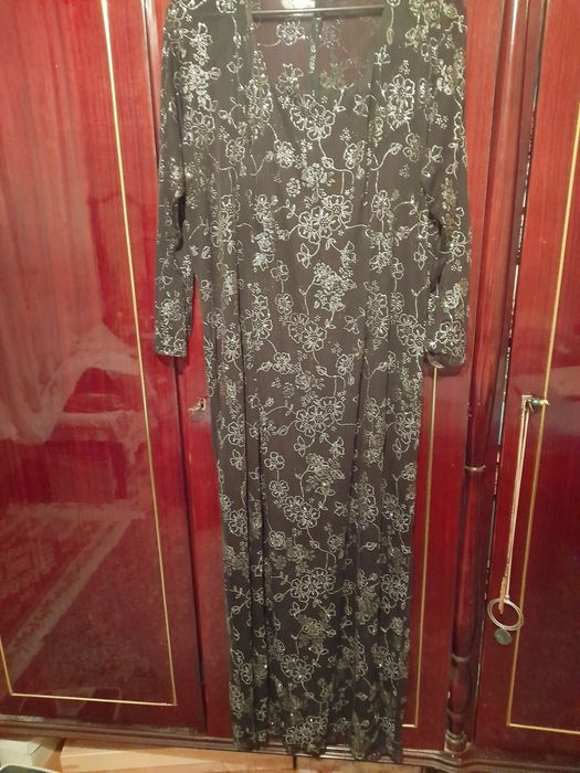 Rochie de ocazie,48-50 mătase neagra brodata cu argintiu.