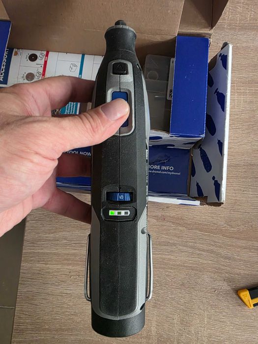 Dremel 8240-3/45 Unealta multifunctionala cu 1 acumulator 12V, 2Ah