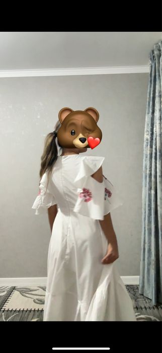 Белое платье с необычными рукавами