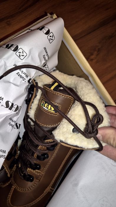 Продам зимние ботинки
