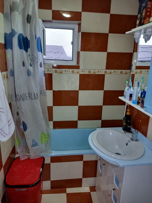 Apartament cu trei camere și Masina