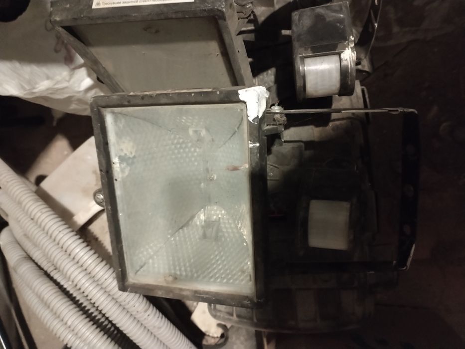 Продам прожектор с датчиком движениея