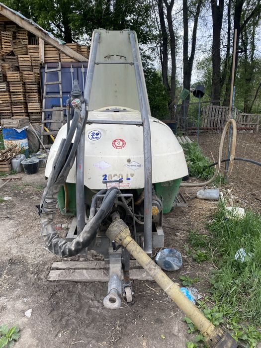 Продам садовый опрыскиватель 2000 литров