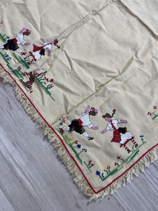 Старо ръчно бродирано каре за маса