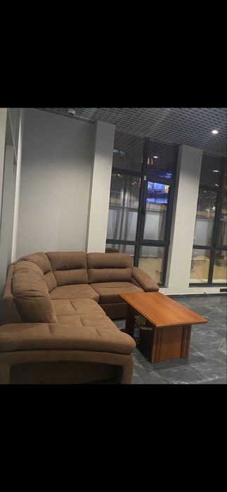 Диван с журнальным столиком