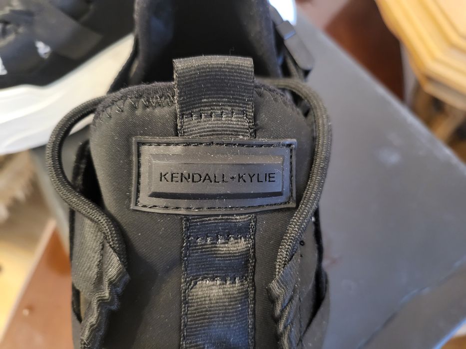Продам новые кроссовки kendall+kylie