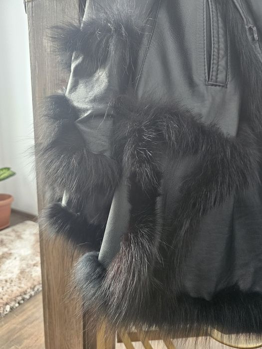 Vand haina de piela naturala cu blana stil pelerina