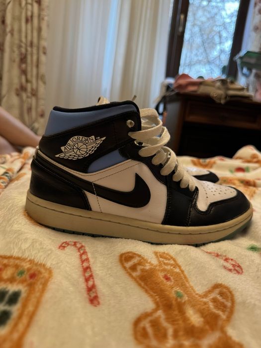 Jordan 1 Mid Univeristy Blue