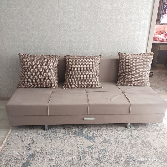 Диван, кровать с подушкой