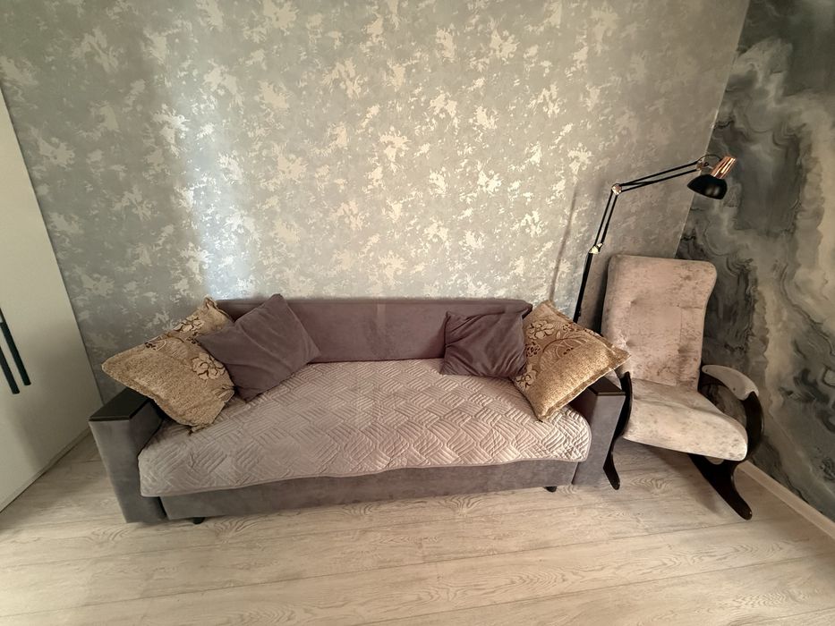 Продам диван,креслокачалку ,напольную лампу.