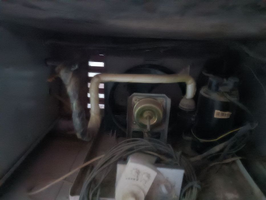 Vetrena xolodilnik sotiladi narxini kelishamz ishlab turgan xolodilnik