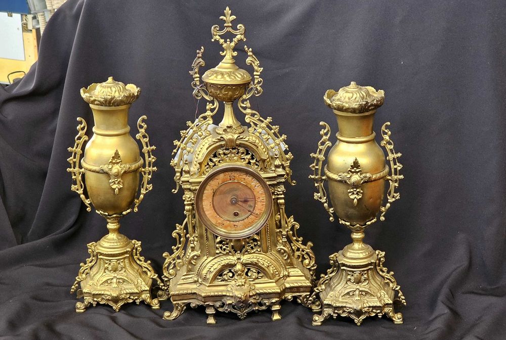 Set din trei piese, ceas mecanic si doua portapalme