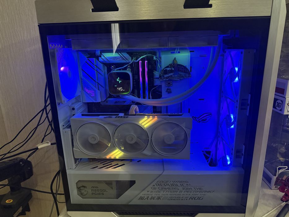 Корпус Asus Rog Strix Helios