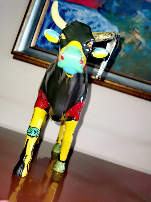 Парад на кравите CowParade Салвадор Каули крава арт фигура акрил колаж