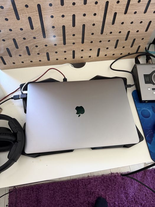 Mac Book  Pro  i7 (16 gb Ram, 4 gb Placa video etc