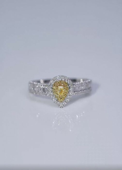 Кольцо с желтым бриллиантом